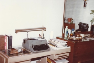 Yes, that is a manual typewriter. It goes with the lack of cell phones.
